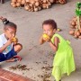 Местные сладости для детей - спелые манго